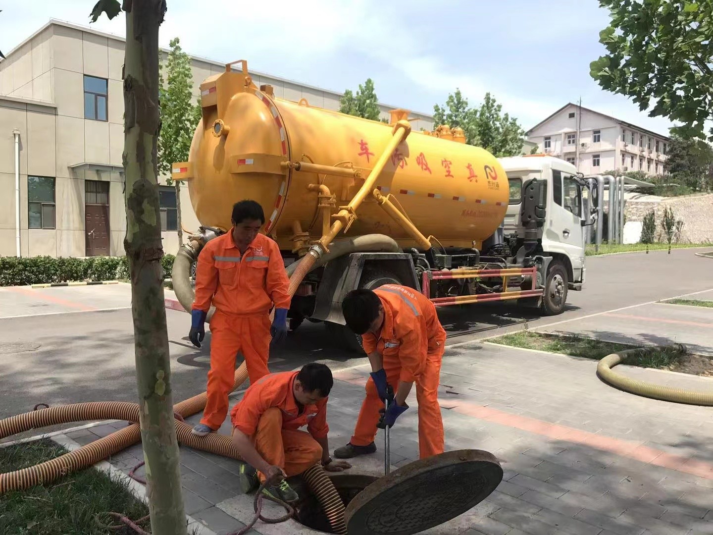 北镇管道疏通车停在窨井附近