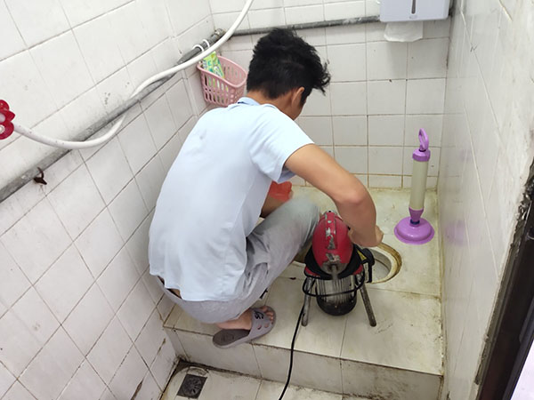 北镇管道堵塞冒臭气 专业师傅现场解决问题