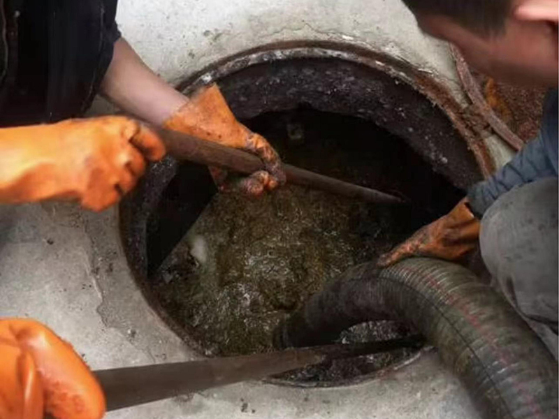 北镇清理化粪池时如何避免沼气的危害?